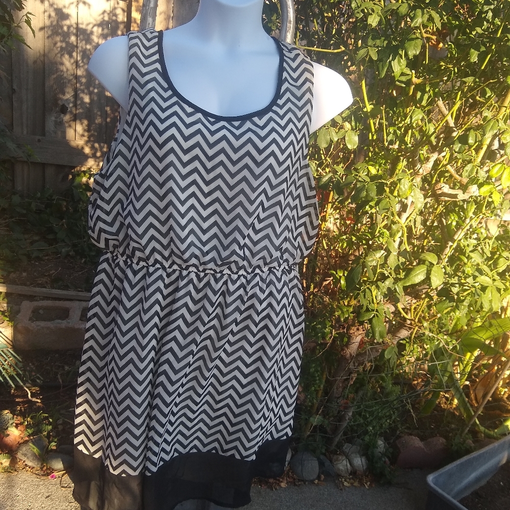 Dress - Picture 4 of 6